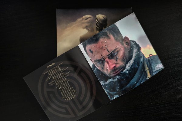 Otwarta na tekście piosenki "Tender" książeczka dołączona do płyty Tesseract pt. War Of Being. Pod nią pudełko z okładką.